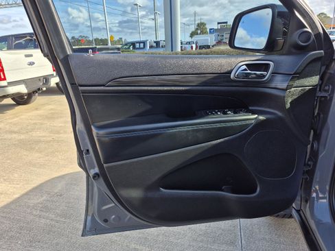 Used 2019 Jeep Grand Cherokee Laredo image 12