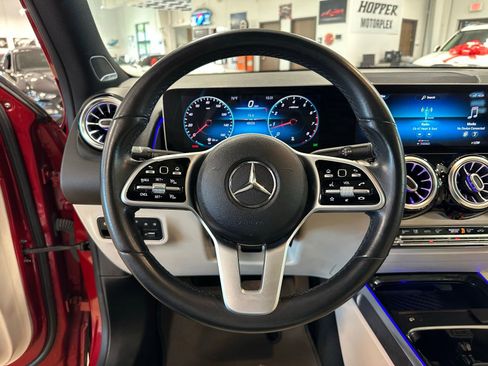 Used 2021 Mercedes-Benz GLB 250 w/ Premium Package image 17