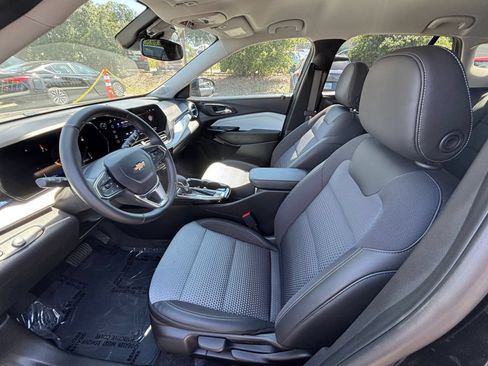 Used 2025 Chevrolet Trax LT w/ LT Convenience Package FWD image 25
