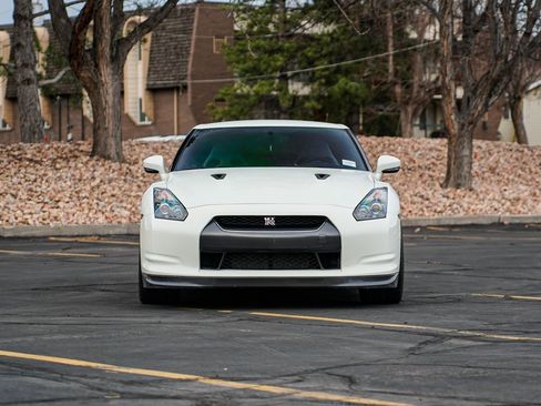 Used 2009 Nissan GT-R Premium image 2
