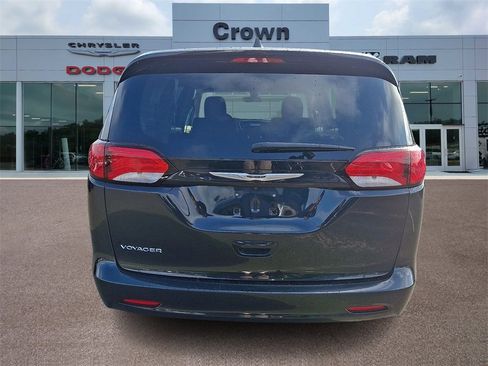 Used 2022 Chrysler Voyager LX image 5