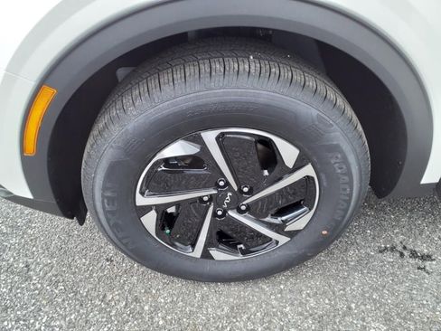 Used 2025 Kia Sportage LX image 14