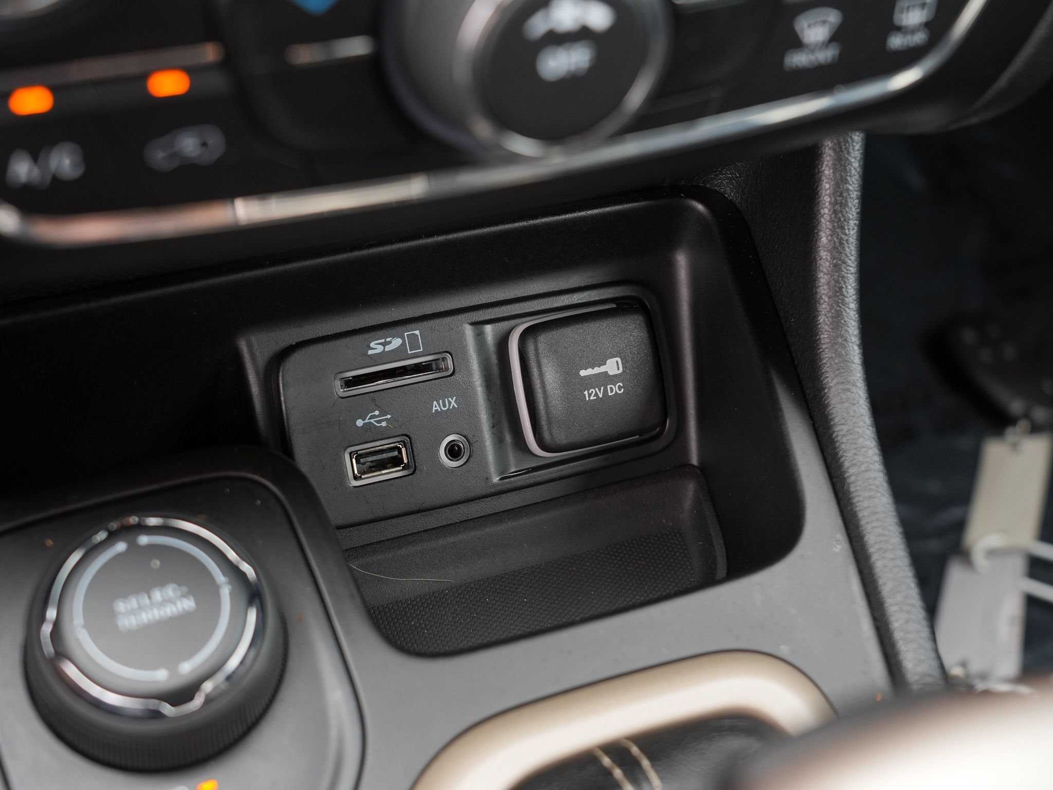Used 2018 Jeep Cherokee Latitude w/ Safety Group AWD/4WD image 29