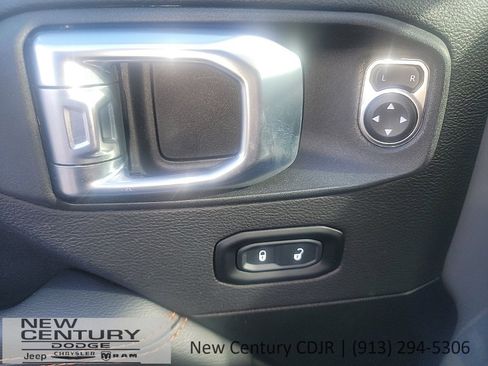 Used 2022 Jeep Gladiator Mojave w/ Cold Weather Group image 9