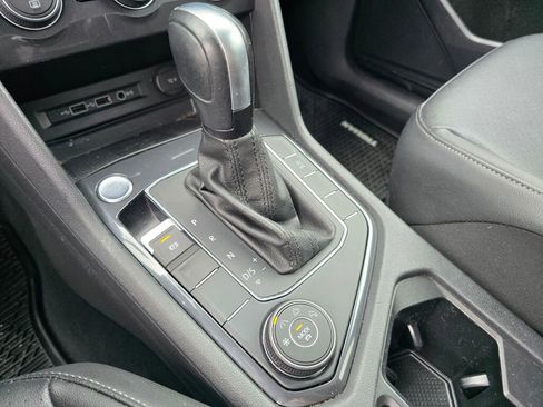 Used 2020 Volkswagen Tiguan SE image 37