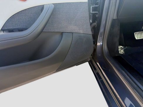 Used 2022 Tesla Model S Plaid image 25