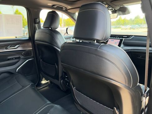 Used 2022 Jeep Grand Cherokee Overland AWD/4WD image 34
