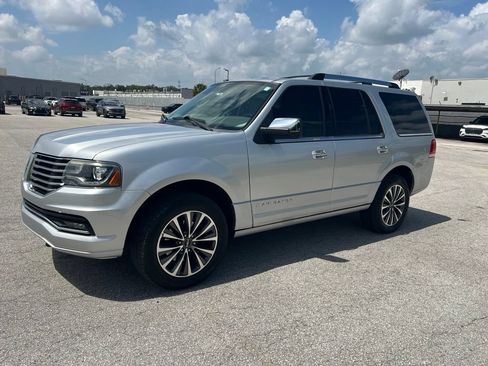 Used 2017 Lincoln Navigator Select RWD image 7