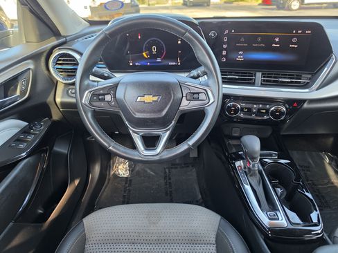 Used 2024 Chevrolet Trax LT w/ Sunroof Package FWD image 8