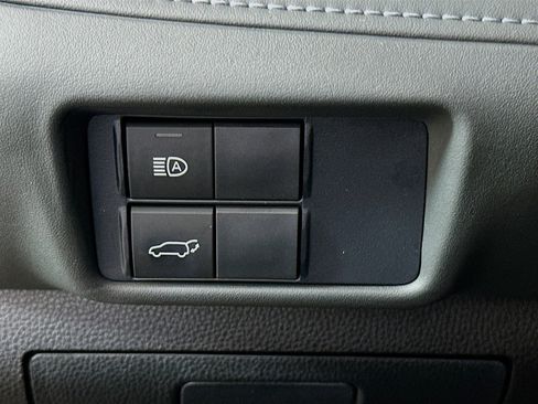 Used 2021 Toyota Highlander XLE AWD/4WD image 16