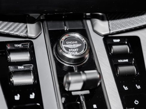 Used 2025 Aston Martin Vanquish image 30