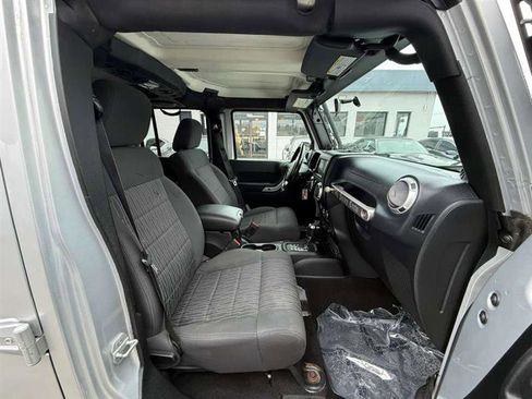 Used 2012 Jeep Wrangler Unlimited Sahara image 30