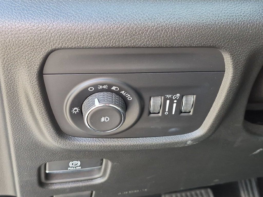 Used 2023 Jeep Grand Cherokee L Limited w/ Luxury Tech Group II AWD/4WD image 15