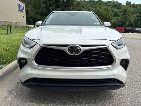 Used 2021 Toyota Highlander XLE AWD/4WD image 2