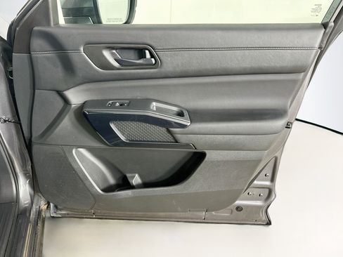 Used 2025 Nissan Pathfinder SV FWD image 33