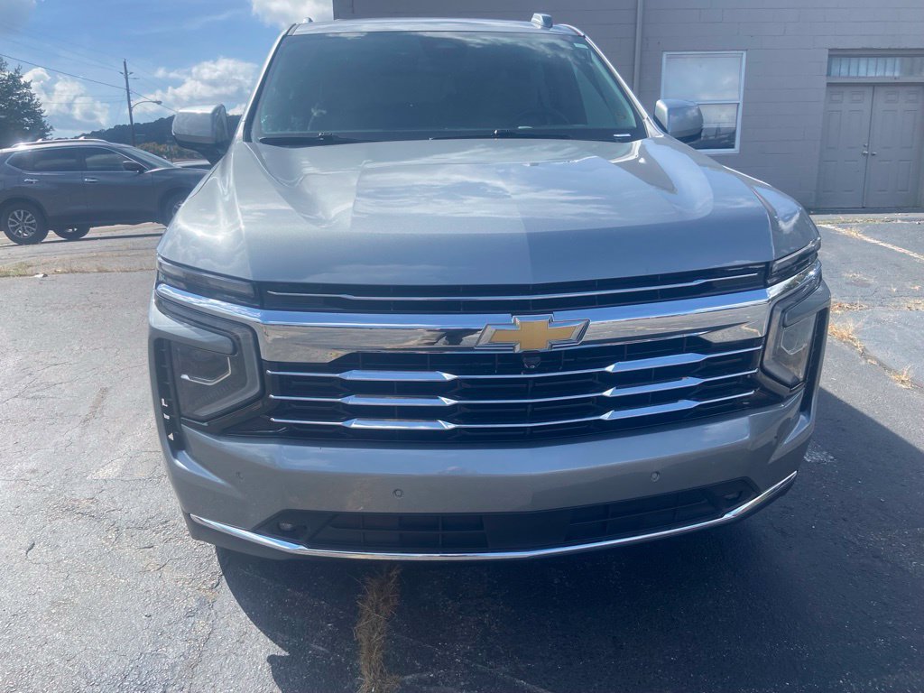 Used 2025 Chevrolet Suburban LT w/ Comfort Package AWD/4WD image 7