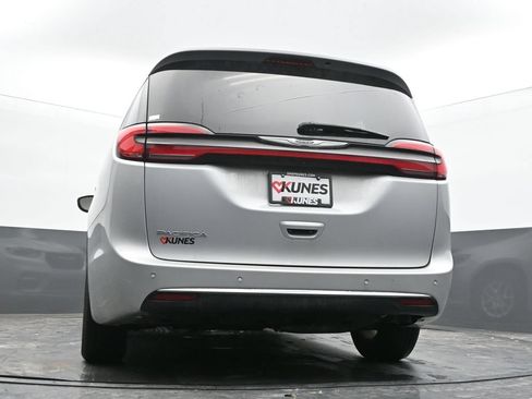 Used 2024 Chrysler Pacifica Touring-L FWD image 50