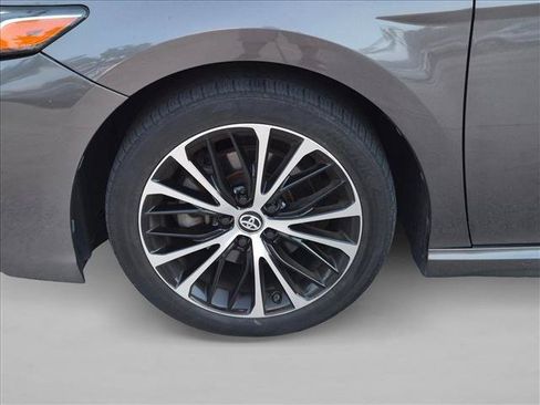 Used 2019 Toyota Camry SE w/ Carpet Mat Package FWD image 9