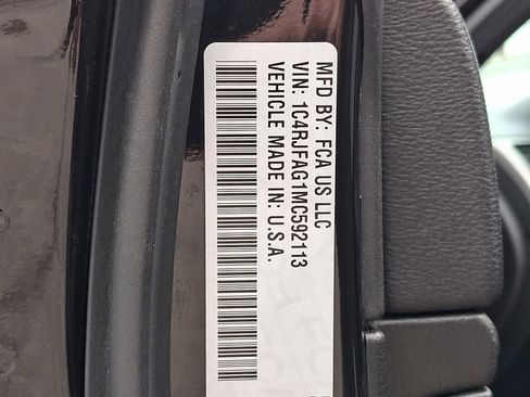 Used 2021 Jeep Grand Cherokee Laredo X image 25