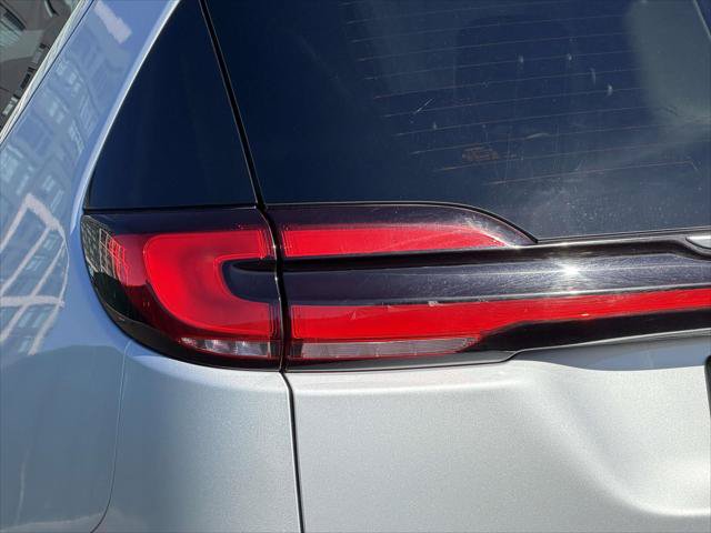 Used 2024 Chrysler Pacifica Touring-L FWD image 13