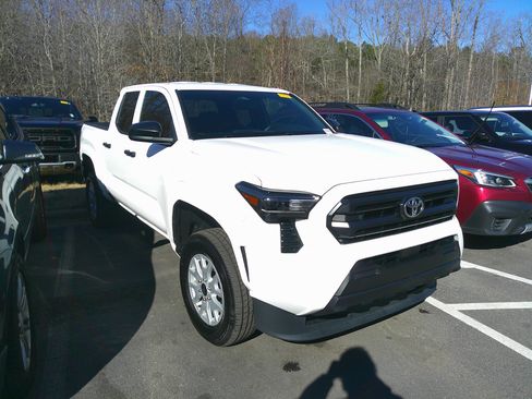 Used 2024 Toyota Tacoma SR image 3