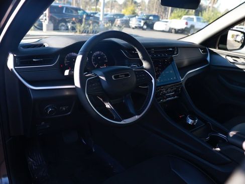 New 2025 Jeep Grand Cherokee Altitude image 10