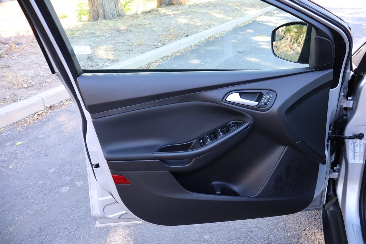 Used 2018 Ford Focus SE w/ Cold Weather Package FWD image 23