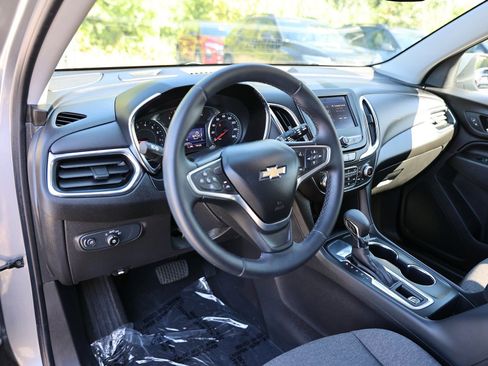 Used 2023 Chevrolet Equinox LT image 3
