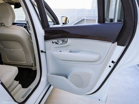 Used 2019 Volvo XC90 T5 Momentum w/ Multimedia Package image 24