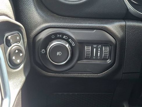 Used 2022 Jeep Wrangler Unlimited Sahara w/ LED Lighting Group AWD/4WD image 27