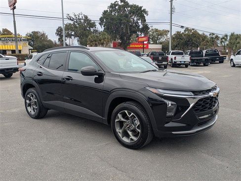 Certified 2025 Chevrolet Trax LT w/ LT Convenience Package image 2