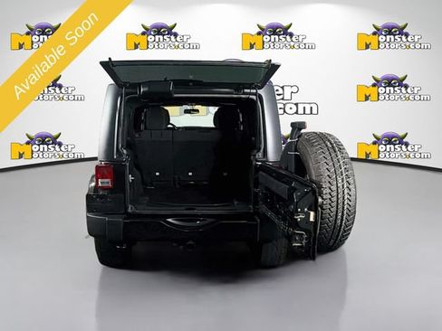 Used 2018 Jeep Wrangler Unlimited Sahara w/ Connectivity Group AWD/4WD image 21