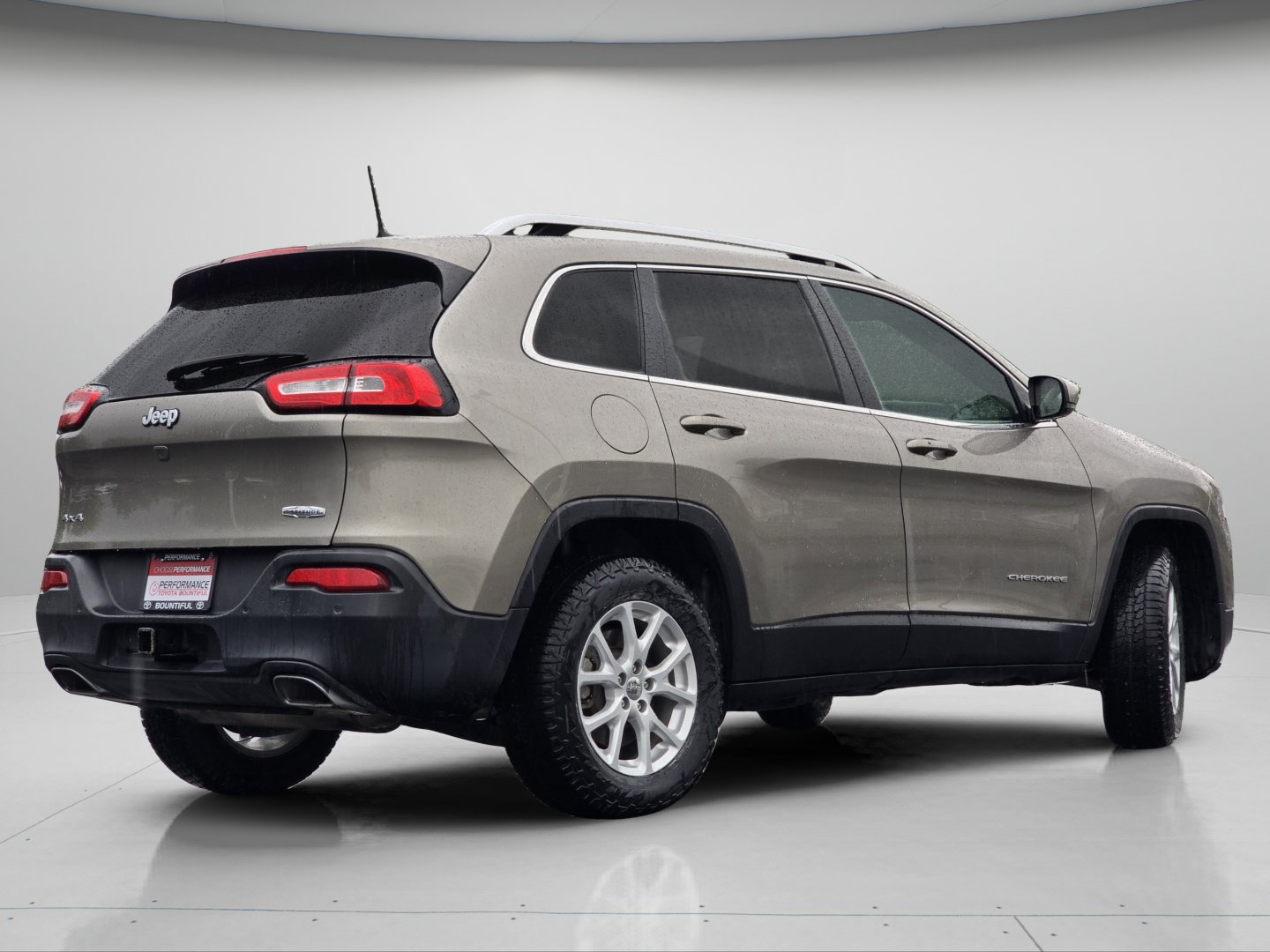Used 2018 Jeep Cherokee Latitude Plus w/ Cold Weather Group AWD/4WD image 24