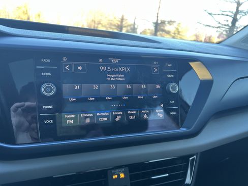 Certified 2023 Volkswagen Taos SE w/ Panoramic Sunroof Package image 21