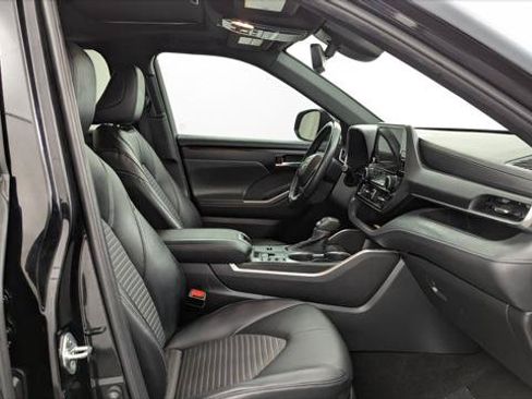 Used 2023 Toyota Highlander XSE FWD image 23