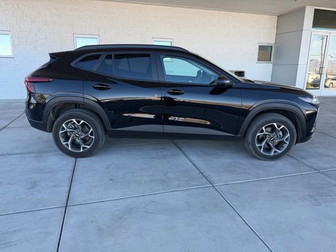 Used 2025 Chevrolet Trax LT image 2