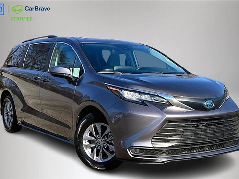 Used 2022 Toyota Sienna LE image 1