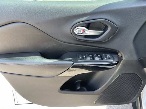 Used 2019 Jeep Cherokee Latitude Plus AWD/4WD image 17