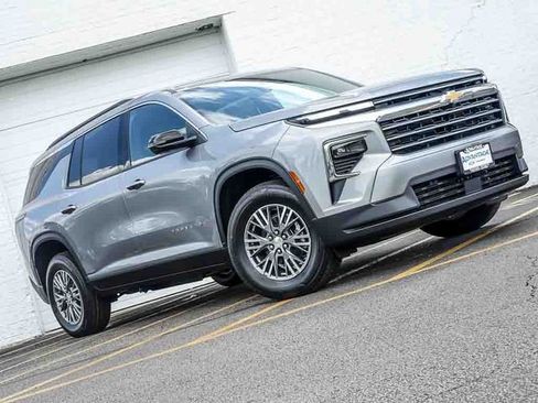 New 2026 Chevrolet Traverse LT w/ LPO, Floor Liner Package FWD image 3