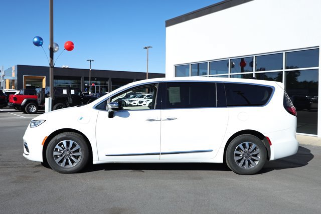 Used 2023 Chrysler Pacifica Limited FWD image 4