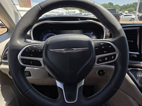 Used 2023 Chrysler Pacifica Limited FWD image 28