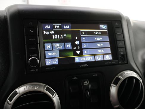 Used 2017 Jeep Wrangler Unlimited Sahara w/ Connectivity Group AWD/4WD image 8