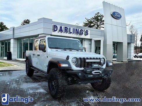 Used 2025 Jeep Gladiator Sport image 3