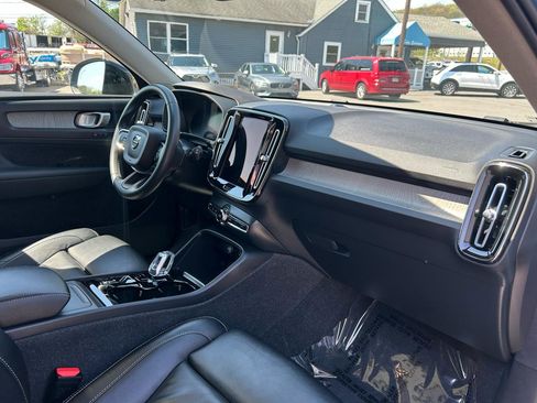 Used 2023 Volvo XC40 B5 Plus w/ Driver Assist Package AWD/4WD image 17