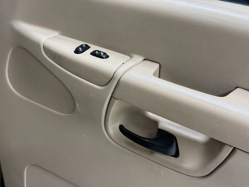 Used 2002 Ford E-350 and Econoline 350 Van image 40