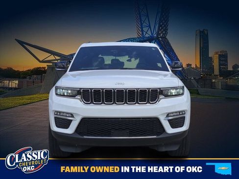 Used 2024 Jeep Grand Cherokee Limited AWD/4WD image 2