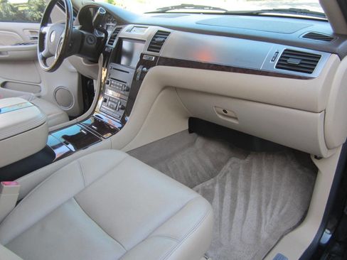 Used 2009 Cadillac Escalade Base AWD 4dr SUV w/V8 Ultra Lu image 25