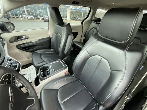 Used 2023 Chrysler Pacifica Touring-L image 11