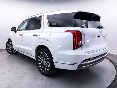 Used 2023 Hyundai Palisade Calligraphy image 2