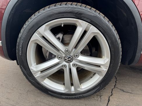 Used 2017 Volkswagen Touareg Executive image 38